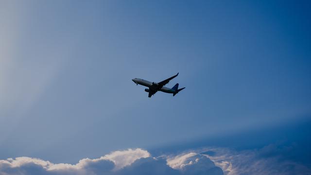 Bola Es Jatuh dari Pesawat Terbang