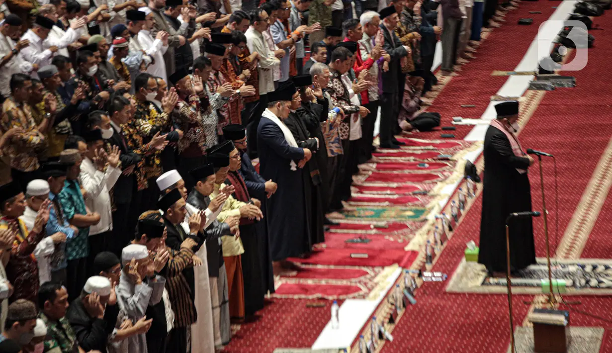 Sejumlah jemaah melaksanakan salat gaib di Masjid Istiqlal, Jakarta, Jumat (10/2/2023). Salat gaib tersebut dilakukan untuk mendoakan para korban gempa di Turki dan Suriah. (Liputan6.com/Faizal Fanani)