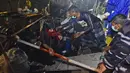 Pria Rohingya membantu orang lain untuk turun dari perahu mereka setibanya di Pelabuhan Krueng Geukueh di Aceh Utara, Indonesia, Jumat (31/12/2021). Sedikitnya 120 orang etnis Rohingya yang sempat terombang-ambing di lautan selama beberapa hari akhirnya dievakuasi ke daratan Aceh. (AP Photo/Rahmat M