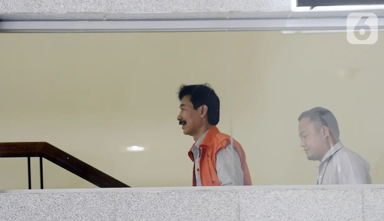 Bupati nonaktif Solok Selatan Muzni Zakaria (kiri) bersiap menjalani pemeriksaan lanjutan oleh penyidik di Gedung KPK, Jakarta, Senin (24/2/2020). Muzni Zakaria diperiksa sebagai tersangka terkait suap proyek jembatan dan pembangunan masjid Solok senilai Rp 69,8  miliar. (merdeka.com/Dwi Narwoko)