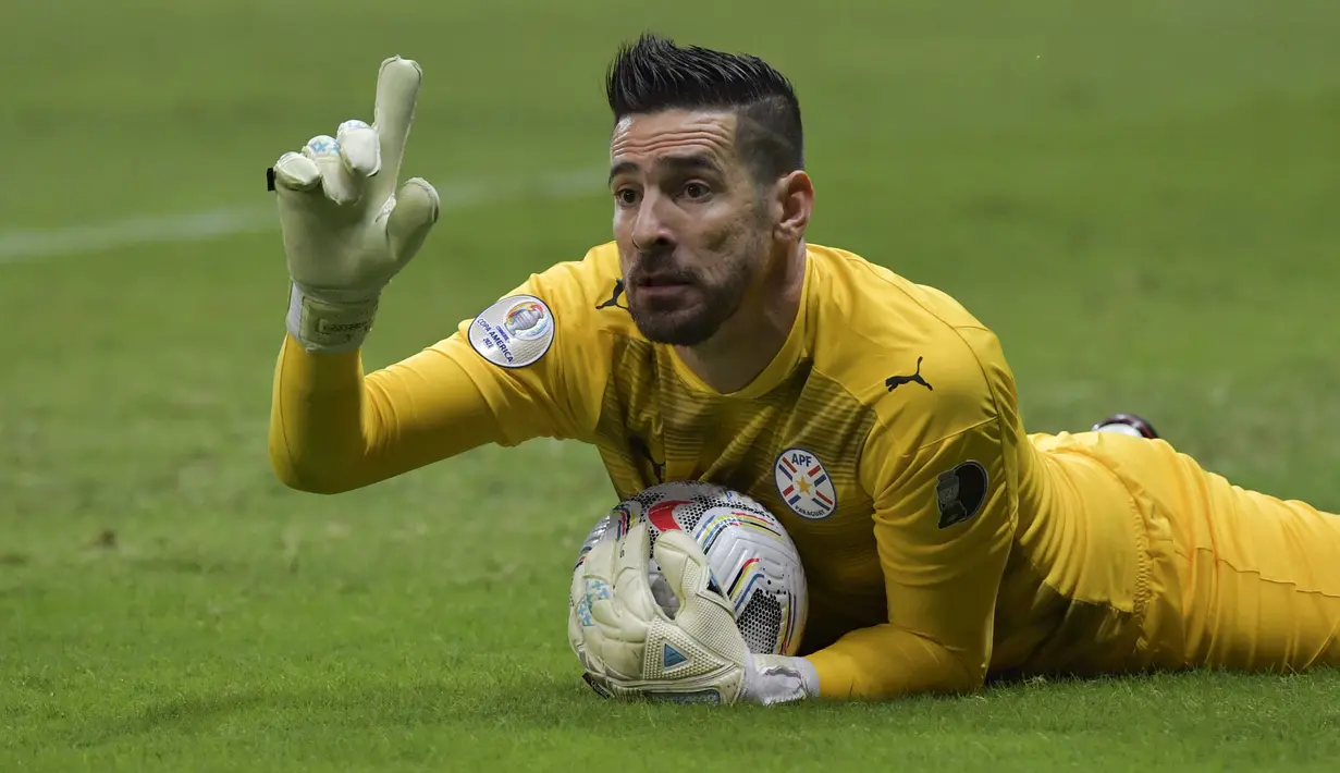Kiper Paraguay, Antony Silva menjadi kiper kedua tertua setelah Claudi Bravo. Saat ini ia menginjak umur 37 tahun di Turnamen Copa America 2021. Saat ini dirinya mengloksi 38 caps bersama Paraguay dan akan bertambah karena lolos ke babak delapan besar. (Foto: AFP/Nelson Almeida)