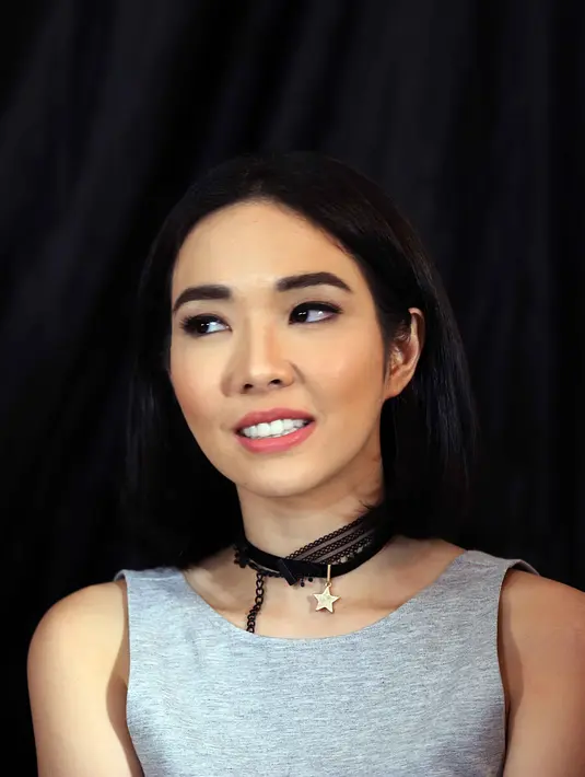 "Aku gak biasa meluk suami orang. Canggung banget ya, gak biasa mesra sama yang bukan pasangan kita," ujar Gisel. (Nurwahyunan/Bintang.com)