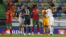 Para pemain berpelukan usai pertandingan persahabatan internasional antara Portugal dan Spanyol di stadion Jose Alvalade di Lisbon, Rabu (7/10/2020). Spanyol bermain imbang 0-0 atas Portugal. (AP Photo/Armando Franca)