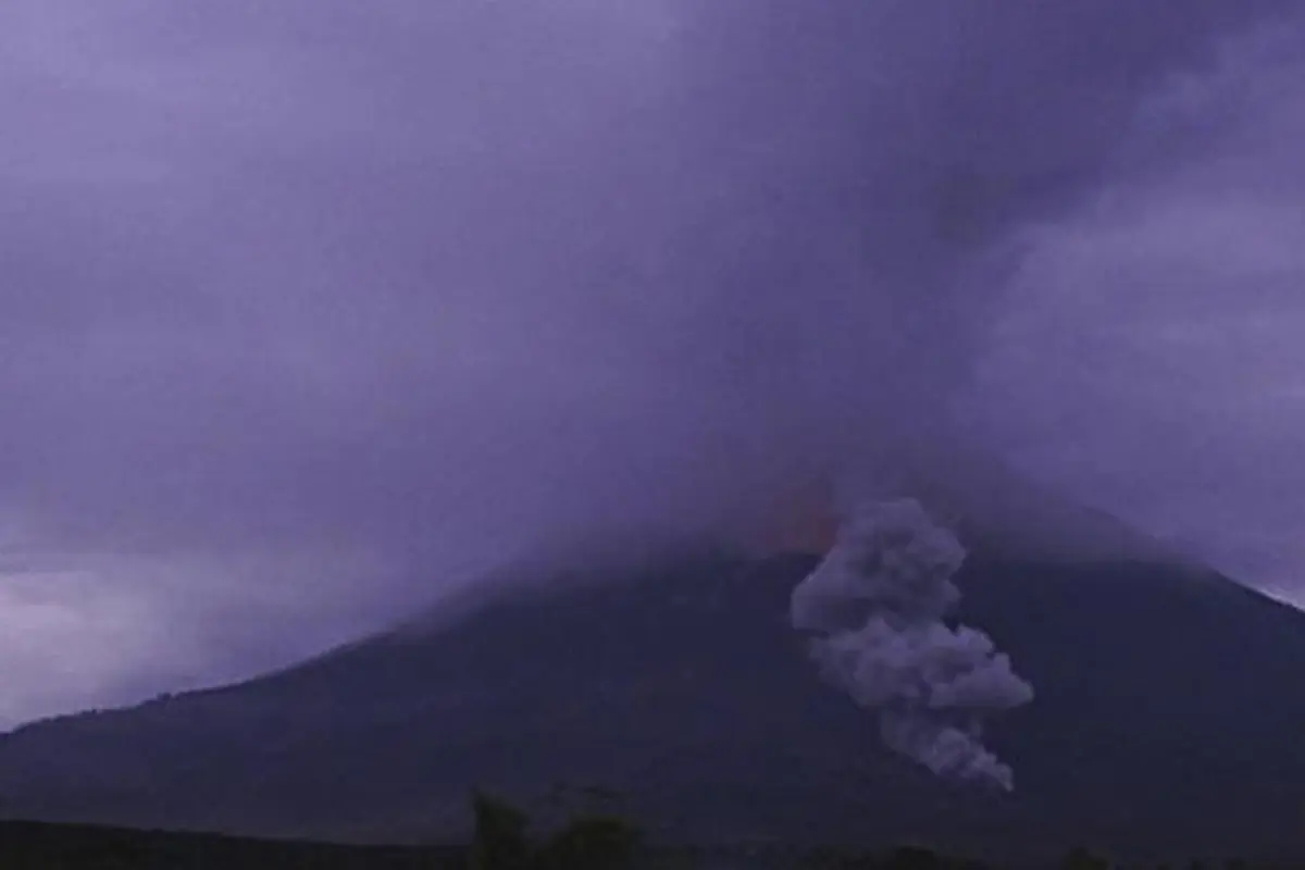 Banner Infografis Ancaman dan Bahaya Letusan Gunung Semeru. (Dok. AP Photo)