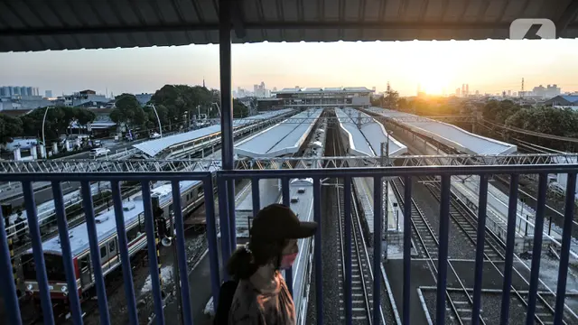 FOTO: PPKM Level 4, Jumlah Penumpang KRL Naik 25 Persen
