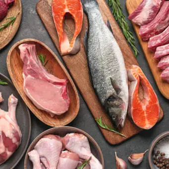 Ilustrasi daging protein seperti ayam dan ikan. (Unsplash/Yulia Gusterina)