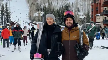 Begini potret kebersamaan Anya Geraldine dan kekasihnya yang bernama Nadif Zahiruddin saat berada di Colorado, Amerika Serikat. Dalam liburannya ini keduanya menikmati momen bermain ski salju bersama di resort yang berada di kawasan Vail. Momen ini pun banyak ia abadikan dalam media sosial Instagramnya. (Liputan6.com/IG/@anyageraldine)