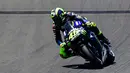 Pembalap Monster Energy Yamaha, Valentino Rossi, saat berlaga pada MotoGP 2020 di Sirkuit Jerez, Spanyol, Minggu (19/7/2020). Quartararo berhasil finis di posisi pertama dengan catatan waktu 41 menit 23,796 detik. (AFP/Javier Soriano)