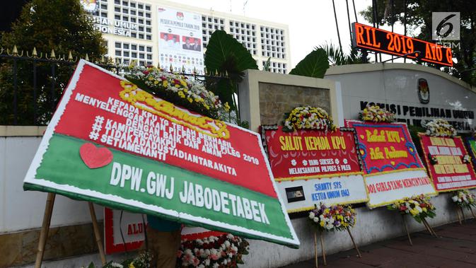Sejumlah karangan bunga terlihat di Gedung Komisi Pemilihan Umum (KPU), Jakarta, Sabtu (20/4). Karangan bunga tersebut merupakan dukungan masyarakat kepada KPU untuk terus berkerja maksimal dalam menghitung suara Pilpres 2019. (merdeka.com/Imam Buhori)