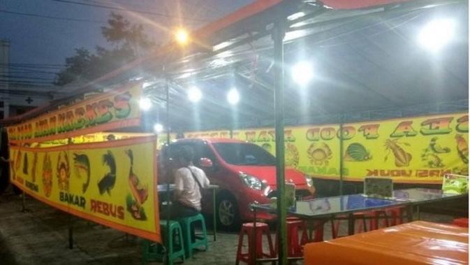 Mobil terjebak lapak pecel lele (Sumber: Facebook/Gantoel)