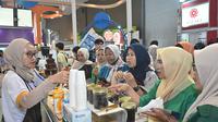 Sejumlah ibu-ibu mengerubungi Rumah Indofood yang digelar selama SIAL 2024. (dok. Indofood)