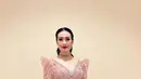 <p>Sejak beberapa tahun, Iis Dahlia dipercaya jadi juri di beberapa ajang dangdung Indonesia. Saat jadi juri, ia kerap mengenakan busana yang menawan. [Foto: Instagram.com/isdadahlia]</p>