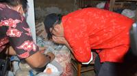 Bupati Banyumas Achmad Husein menemukan beras BPNT berbau dan tak enak saat dimasak. (Foto: Liputan6.com/Humas Pemkab Banyumas)