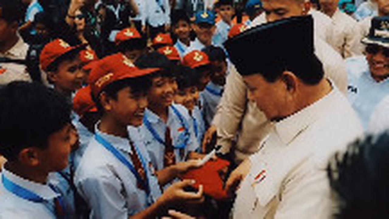 Presiden Prabowo Didatangi Siswa SD Minta Tanda Tangan di Topi, Reaksinya Tak Terduga