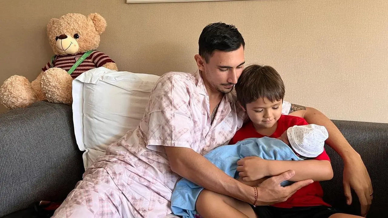 Vincent Verhaag bersama El Barack Alexander dan putra kandungnya dengan Jessica Iskandar. (Instagram @alexanderbarackel)