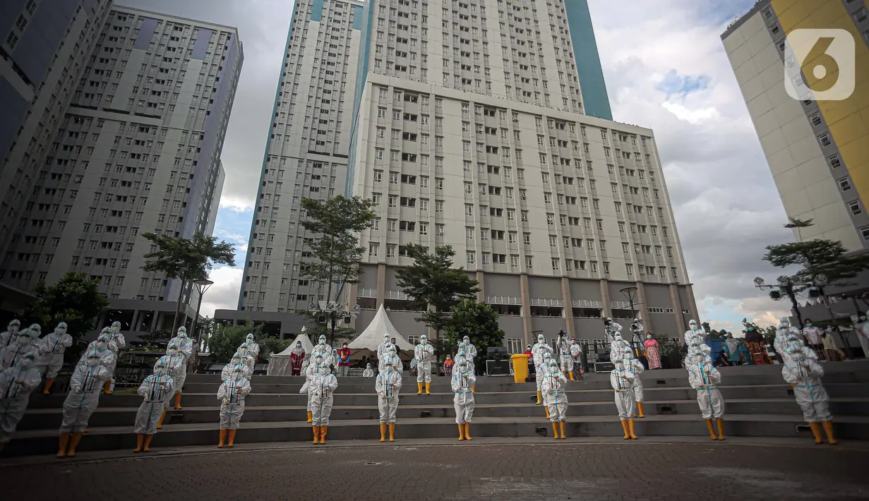 Sejumlah tenaga kesehatan memainkan angklung di RSDC Wisma Atlet, Kemayoran, Jakarta, Selasa (23/3/2021). Acara tersebut dilakukan dalam rangka satu tahun beroperasinya RSDC Wisma Atlet Kemayoran. (Liputan6.com/Faizal Fanani)