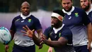 Pemain rugby Afrika Selatan Siya Kolisi mengikuti sesi latihan di Urayasu, Jepang, Selasa (29/10/2019). Afrika Selatan akan menghadapi Inggris di final Piala Dunia Rugby 2019. (AP Photo/Christophe Ena)