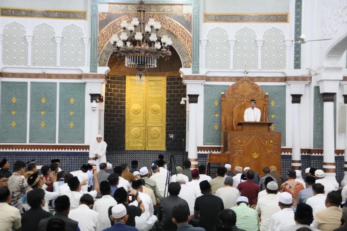 Kasatgas Tito Laksanakan Salat Subuh Berjamaah dan Salurkan Bantuan kepada Masyarakat Banda Aceh