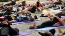 Sejumlah perempuan pegiat antikorupsi melakukan yoga jelang aksi penyampaian surat terbuka di Taman Suropati, Jakarta, Minggu (6/12). Kegiatan ini juga bentuk peringatan Hari Anti korupsi. (Liputan6.com/Helmi Fithriansyah)