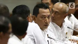 Kabareskrim Polri Komjen Pol Listyo Sigit Prabowo (tengah) beserta jajarannya saat rapat dengar pendapat (RDP) dengan Komisi III DPR di Kompleks Parlemen, Jakarta, Rabu (19/2/2020). RDP membahas penjualan kondensat jatah negara yang ditaksir merugikan negara Rp 37 triliun. (Liputan6.com/Johan Tallo)