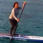 Menteri Kelautan dan Perikanan Susi Pudjiastuti asyik bermain kano di Pulau Senoa, Kabupaten Natuna, Provinsi Kepulauan Riau. (Liputan6.com/Ajang Nurdin)