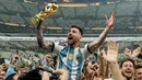 Sepanjang masa itu, pemenang Ballon d’Or delapan kali Messi telah memutuskan untuk mengakhiri kariernya di PSG, meski di sana sempat menjuarai Liga Prancis, dan memilih bergabung dengan klub Liga AS Inter Miami pada Juni. Messi dengan cepat menorehkan prestasi di AS, ketika ia membantu timnya memenangi trofi pertama mereka, yakni Piala Liga AS pada Agustus. (AP Photo/Kirsty Wigglesworth)