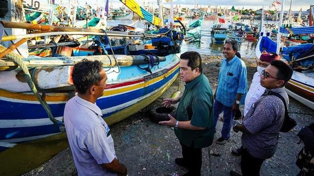 Menteri Erick Thohir saat bertemu nelayan di Banyuwangi. (Ist)