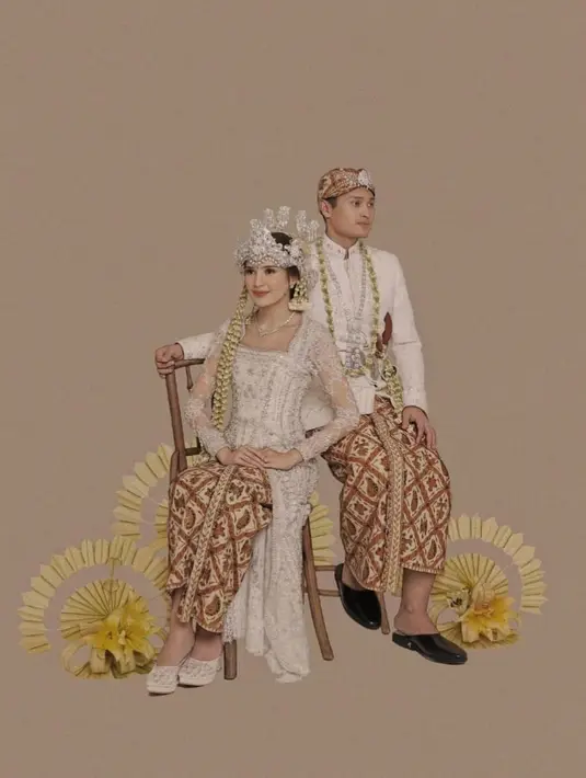 Beby Tsabina kenakan kebaya pengantin putih dan Rizki kenakan beskap putih. Keduanya dibalut dengan kain Batik Sidomulyo [@bebytsabina]