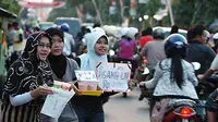 Beberapa mahasiswa menawarkan panganan buka puasa (takjil) ke sejumlah pengendara di Jalan Jawa, Jember, Jatim. Menjelang buka puasa beberapa mahasiswa mengisi waktu dengan berjualan takjil. (Antara)