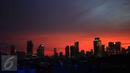 Langit ibukota berwarna merah keemasan dihiasi gedung-gedung pencakar langit, Jakarta, Rabu (23/12/2015). Keindahan langit Jakarta kala sore hari menjadi perbincangan hangat di Media Sosial. (Liputan6.com/Angga Yuniar)