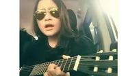Prilly Latuconsina Singkirkan Aliando di Infotainment Awards 2015