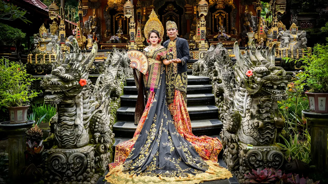 Cerita Akhir Pekan: Naik Daun Prewedding Busana Adat
