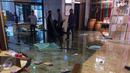 Suasana AEON Mall pasca disambar petir, BSD, Tangerang Selatan, Rabu (20/4/2016).Petir menyambar kaca mall tersebut. (Istimewa)
