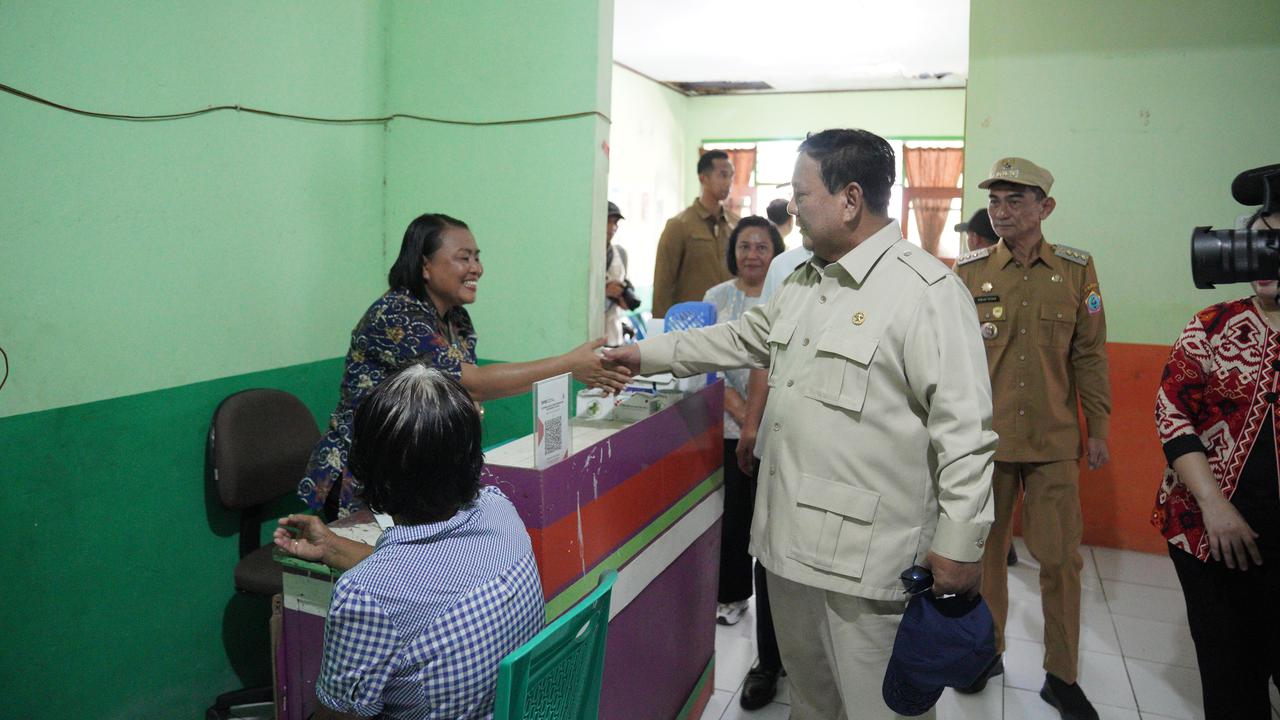 Dari Filipina Langsung ke Pulau Miangas, Prabowo Cek Fasilitas Kesehatan Masyarakat dan Serahkan Bantuan