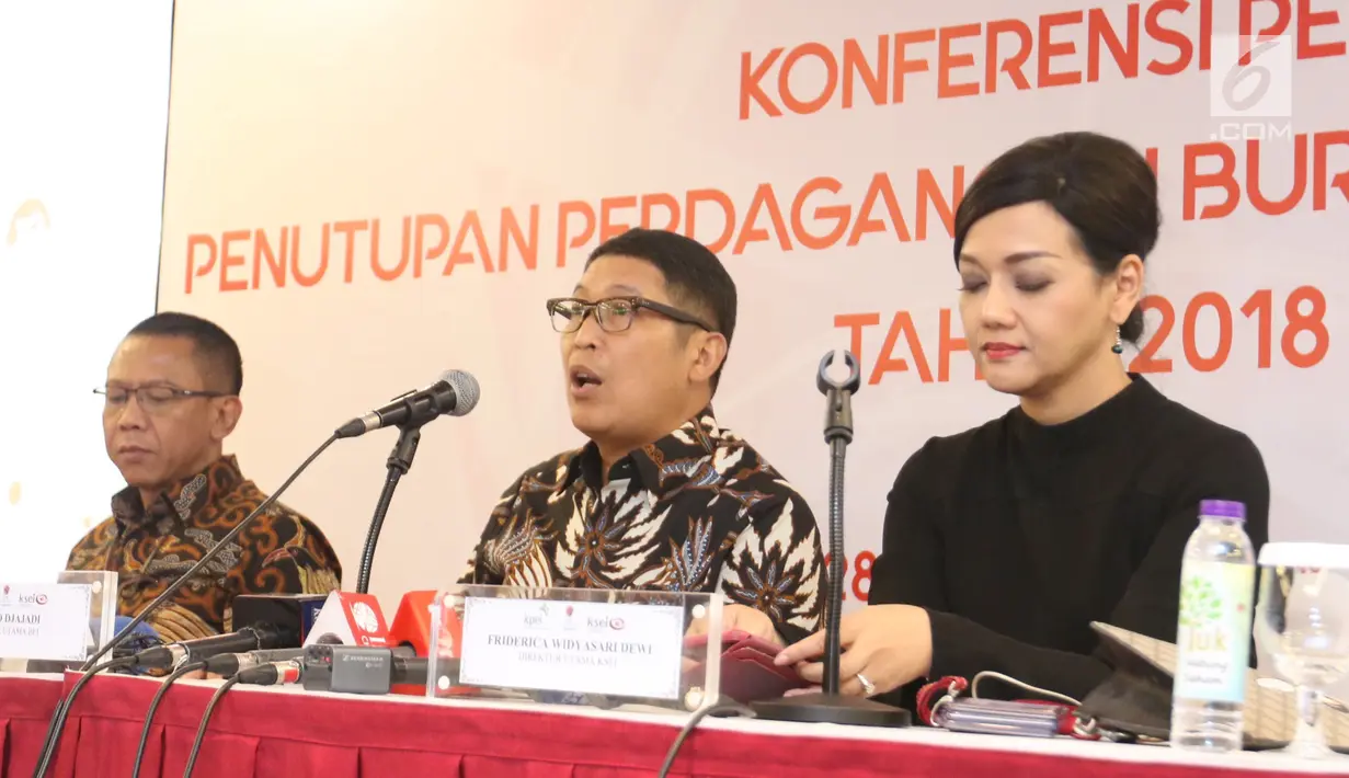 Direktur Utama BEI Inarno Djajadi (tengah) memamarkan penutupan perdagangan Bursa Efek Indonesia (BEI) di Jakarta, Jumat (28/12). BEI mencatat sejumlah capaian di tahun 2018. (Liputan6.com/Angga Yuniar)