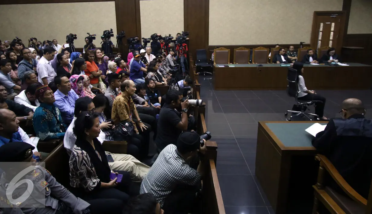 Jessica mengeluhkan isu-isu liar yang menyudutkan dirinya selama ditahan saat sidang ke-31, Jakarta, Kamis (20/10). Jessica merasa jaksa kerap memfitnah demi menunjukkan ke publik bahwa dirinya bersalah. (Liputan6.com/Helmi Afandi)
