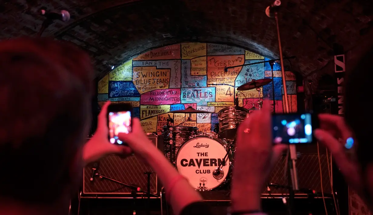 Wisatawan mengambil gammbar panggung yang biasanya tempat The Beatles bermain di Cavern Club, Liverpool, Inggris, (16/8). Warga Liverpool Peringati 50 tahun terakhir kali The Beatles melakukan konser di kota asal mereka ini. (REUTERS/Phil Noble)