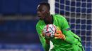 5. Edouard Mendy (Chelsea) - Kiper anyar Chelsea ini tampil cukup impresif di laga perdananya di kompetisi Liga Inggris. Edouard Mendy tercatat telah melakukan 3 clean sheets dan 6 penyelamatan dari 4 laganya bersama Chelsea. (AFP/Ben Stansall/pool)