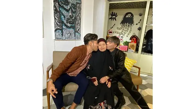 Baru-baru ini, Roy Kiyoshi juga memberi uang saku pada ibunda Robby Purba.
