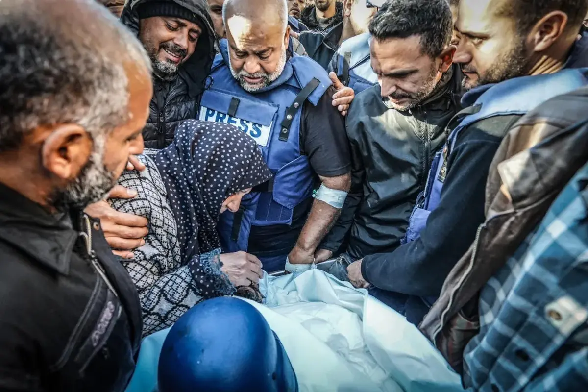 Kerabat di pemakaman jurnalis Samer Abudaqa dari Al Jazeera. (Anadolu Ajansi)