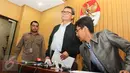 Plt Wakil Ketua KPK Johan Budi sebelum konferensi pers di Gedung KPK, Jakarta, Jumat (14/8/2015). KPK resmi menetapkan Bupati Musi Banyuasin Pahri Azhari dan istrinya sebagai tersangka kasus suap di Kabupaten Musi Banyuasin. (Liputan6.com/Helmi Afandi)
