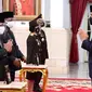 Penobatan gelar Pahlawan Nasional 2020 untuk Machmud Singgirei Rumagesan di Istana Negara (Liputan6.com/Dok. Pribadi Arif Rumagesan)