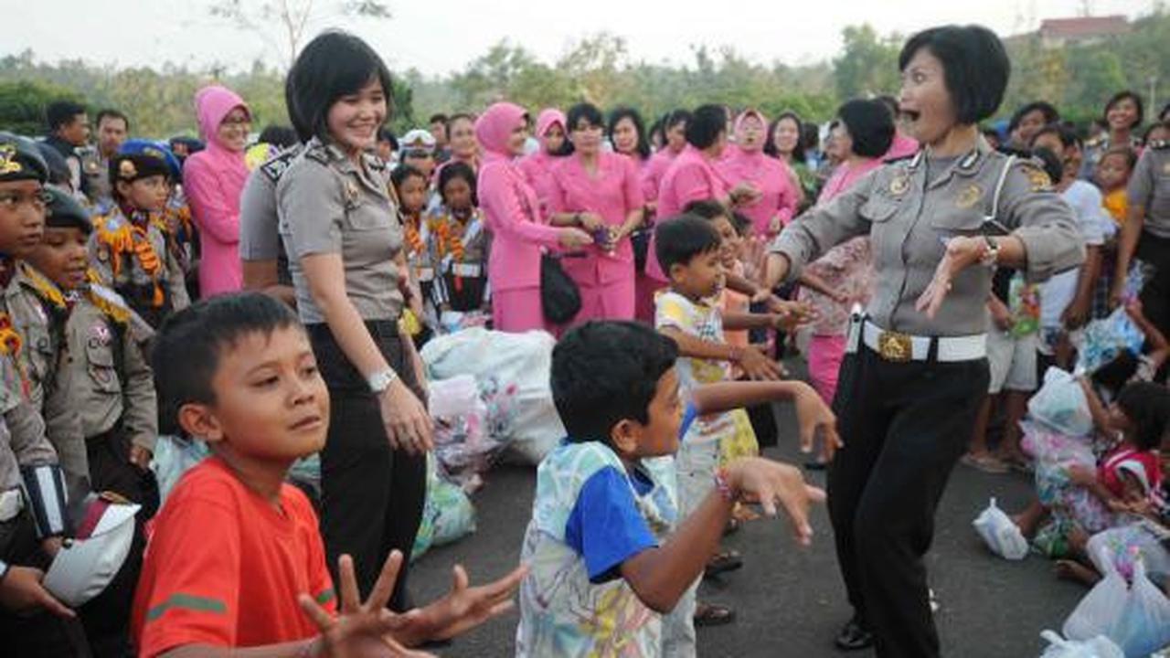 Polwan cantik hibur anak korban bentrokan di Lampung