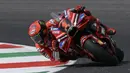 <p>Pembalap Tim Ducati asal Italia, Francesco Bagnaia melakukan sesi latihan jelang balapan MotoGP Italia di Mugello, Italia, Jumat (9/6/2023). (Filippo MONTEFORTE/AFP)</p>