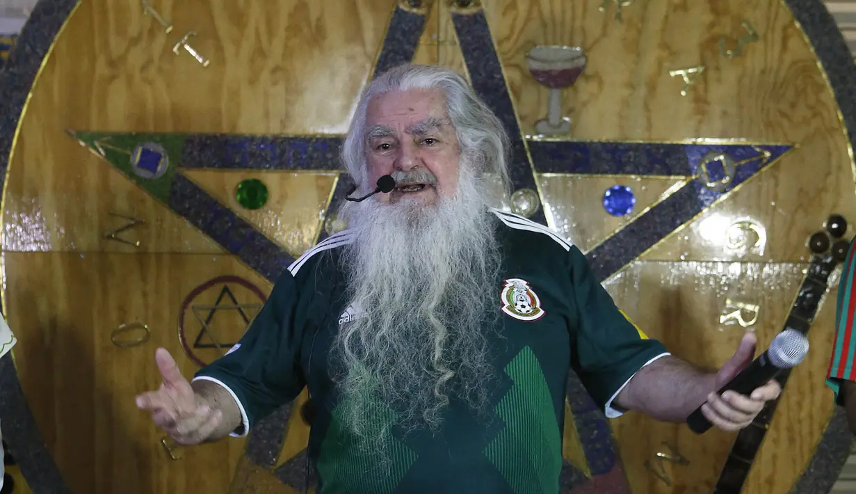 Peramal asal Meksiko, Antonio Vazquez, membaca mantra saat melakukan ritual di Meksiko City, Rabu (13/6/2018). Ritual tersebut dilakukan agar Timnas Meksiko sukses di Piala Dunia 2018. (AP/Marco Ugarte)