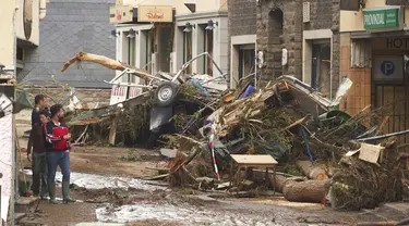 Sejumlah bangunan rusak akibat badai hebat disertai hujan lebat di Altenahr, Jerman, Kamis (15/7/2021). Korban banjir di Jerman barat bertambah menjadi setidaknya 58 orang per Kamis malam (15/7) waktu setempat. (Thomas Frey/dpa via AP)