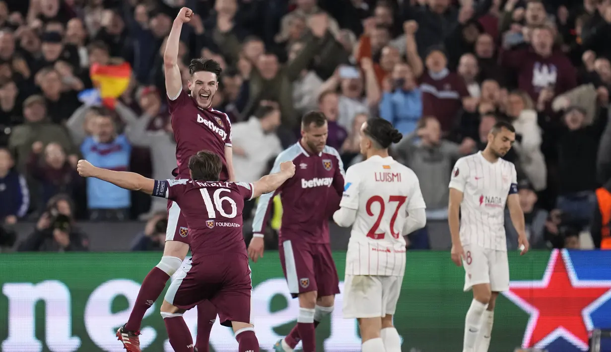 Gelandang West Ham Declan Rice berselebrasi dengan Mark Noble saat peluit berbunyi untuk berakhirnya perpanjangan waktu pada leg kedua Liga Europa 2021/2022 melawan Sevilla di Stadion London, Jumat (18/3/2022) dini hari WIB. West Ham United menang dramatis atas Sevilla 2-0. (AP Photo/Matt Dunham)