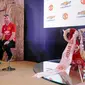 Legenda Manchester United David May (kiri) dan Denis Irwin menyimak pertanyaan jelang pemberian hadiah Chevrolet Fan Club 2017 di Jakarta, Jumat (17/3). Empat pemenang berhak hadiah perjalanan ke Stadion Old Trafford. (Liputan6.com/Helmi Fithriansyah)