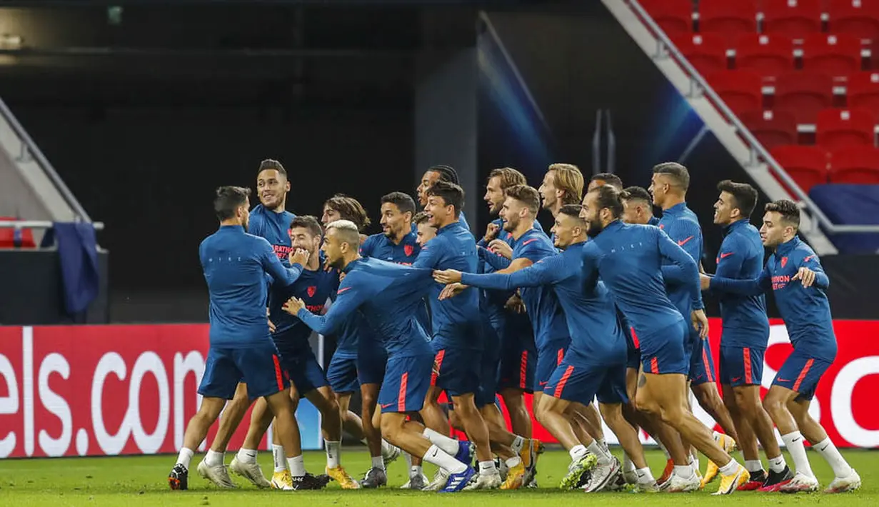 Para pemain Sevilla melakukan latihan jelang laga Piala Super Eropa di Puskas Arena, Hungaria, Kamis (24/9/2020). Sevilla akan berhadapan dengan Bayern Munchen.  (Bernadett Szabo/Pool via AP)