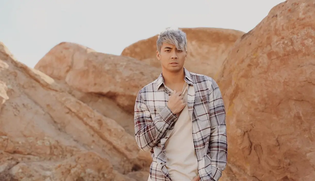 Bersama dengan Ario Bayu, ia akan hadir dalam film Indonesia berjudul Buffalo Boys. (instagram/yoshi_sudarso)